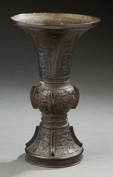 CHINE, XVIIIe siècle Vase Gu en bronze à décor ar­chaisant à décor de rinceaux et...