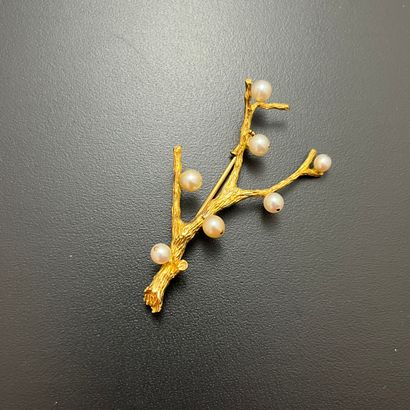 null BROCHE en or jaune 750 mm et perles figurant une branche. 

Poids brut : 8 g.

Signée...