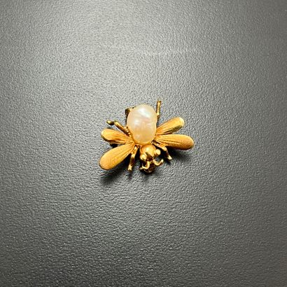null Petite BROCHE de revers en or jaune 585 mm représentant une abeille, l'abdomen...