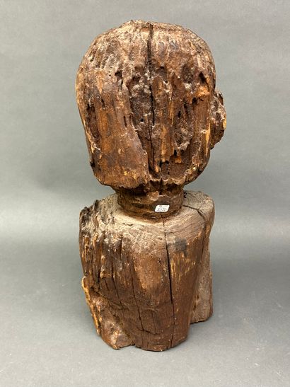 null Buste éthnique en bois sculpté grossièrement.

H. : 46 cm.