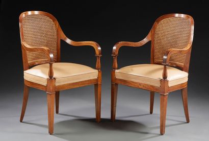 André ARBUS (1903-1969) Pair of mahogany armchairs with straight curved back and... Gazette Drouot