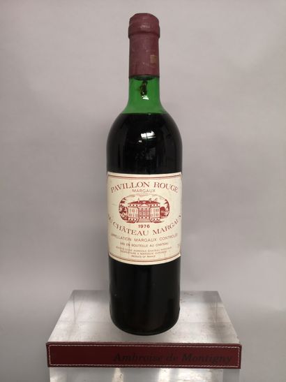 null 1 bouteille PAVILLON ROUGE - 2nd vin du Château MARGAUX 1976 

Étiquette légèrement...