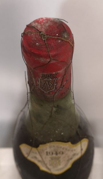 null 1 bouteille HERMITAGE - AUDIBERT & DELAS 1949 

Étiquette tachée et légèrement...
