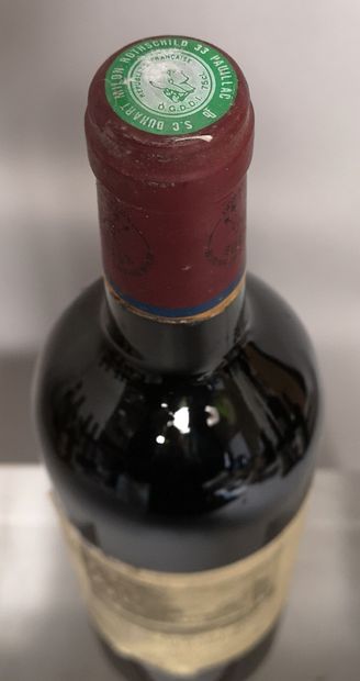 null 1 bouteille Château DUHART MILON - 4e GCC Pauillac 1997 

Étiquette tachée et...