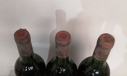 null 3 bouteilles Château BEYCHEVELLE - 4e Gcc Saint Julien 1974 

Étiquettes légèrement...