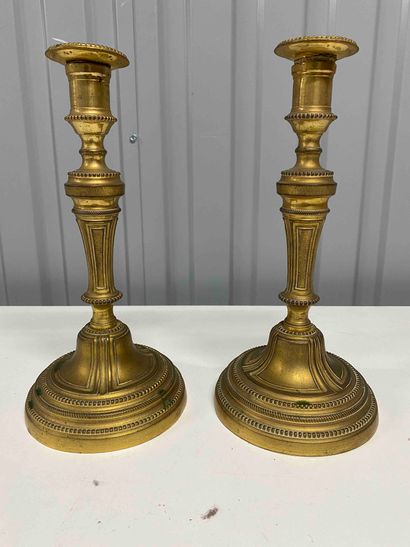null Pair of brass candlesticks.

Eighteenth century period.

H : 29 cm