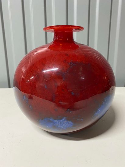 null SCHNEIDER, Épinay-sur-Seine. 

Large ball vase in red and blue marbled glass....