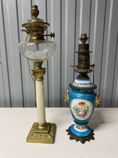 null Oil lamp with glass tank resting on an alabaster and bronze column.

H: 54 cm

Joint...