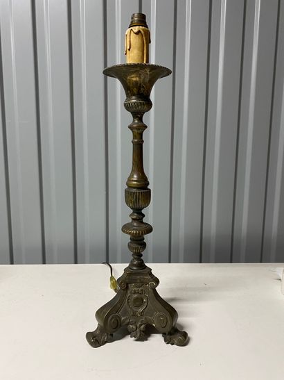 null Lamp stand on a tripod base in richly chased bronze.

Work XIXth century.

H...