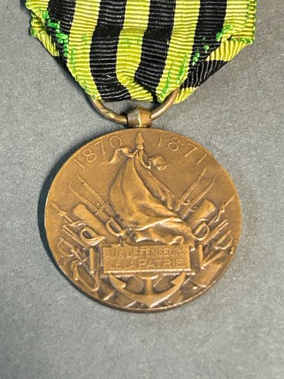 null Ensemble comprenant : 

-	Une médaille d’engagé volontaire guerre de 70 en bronze....