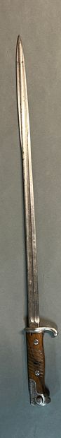 null German bayonet model 1898 said tongue of carp.

Wooden plates grooved, regimented...