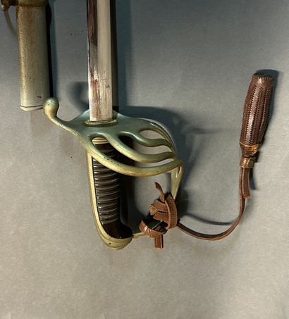 null Infantry officer saber model 1882.

Metal and horn alloy frame.

Decorated cap...