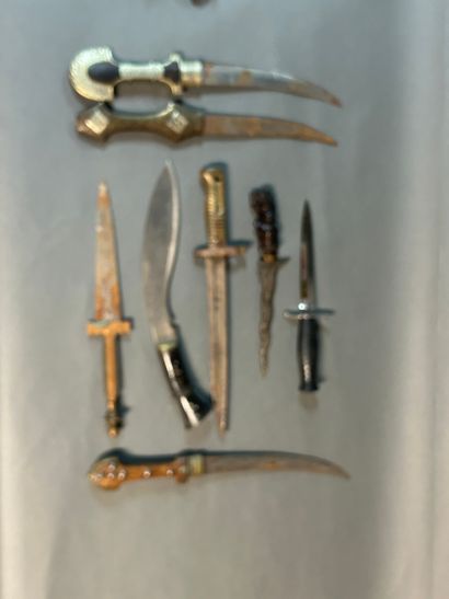 null Lot of nine modern pieces.

Including :

- Three Moroccan daggers called Koumya....