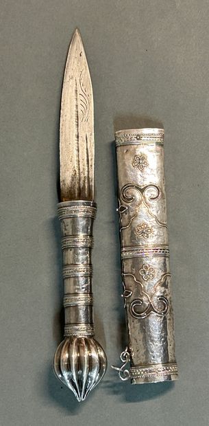 null Small Burmese dagger called Dha.

Wooden frame covered with silver leaf and...