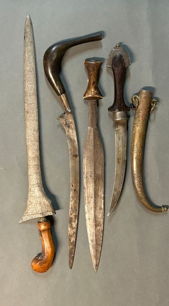 null Set of four foreign weapons.

Including a Malay Kriss without scabbard.

A Moroccan...
