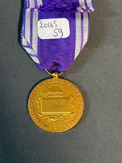 null Médaille d’Honneur des Services Bénévoles.
Grade or et rosette d’officier
Style...