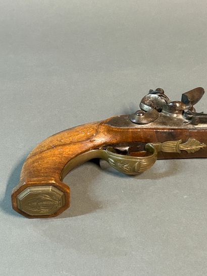 null Small flintlock pistol circa 1785.

Flintlock lock decorated with the line,...