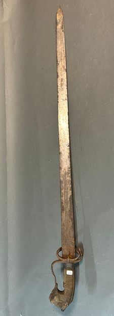 null Moroccan sword. 

Handle in zoomorphic horn.

Iron frame.

Straight blade with...