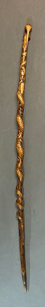 null GUERRE 1914-18
Canne en bois sculptée d'un pommeau présentant un lézart et d'un...
