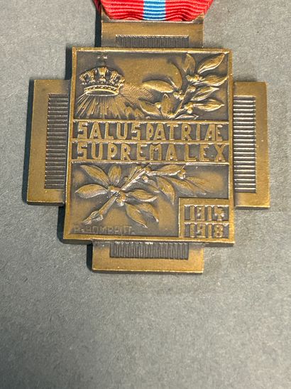 null Ensemble comprenant : 

-	Une médaille d’engagé volontaire guerre de 70 en bronze....