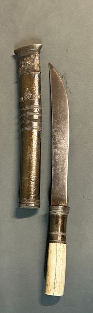 null Small Burmese sword called Dha. 

Wooden frame covered with silver leaf and...