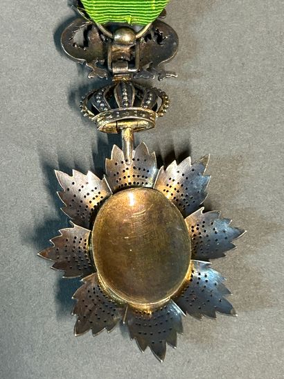 null Ordre du dragon d’Annam Etoile de chevalier en argent avec ruban à rosette.

Dim....