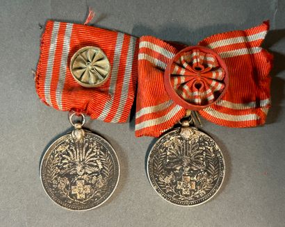 Deux médailles chinoises commémoratives avec...