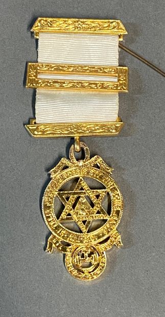 null Franc maçonnerie

Médaille maçonnique en bronze doré.

Dimensions : 5.20 x 2.80...
