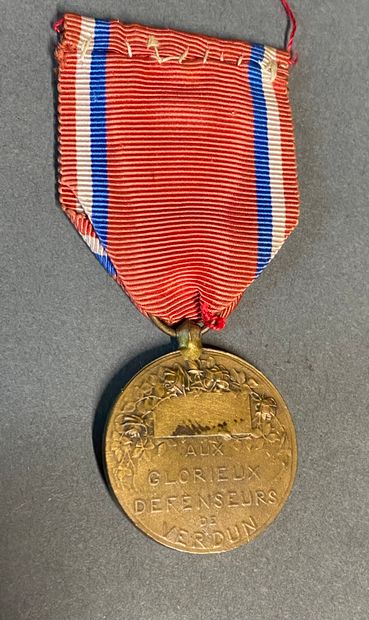 null Deux médailles commémoratives de la défense de Verdun en bronze et une médaille...