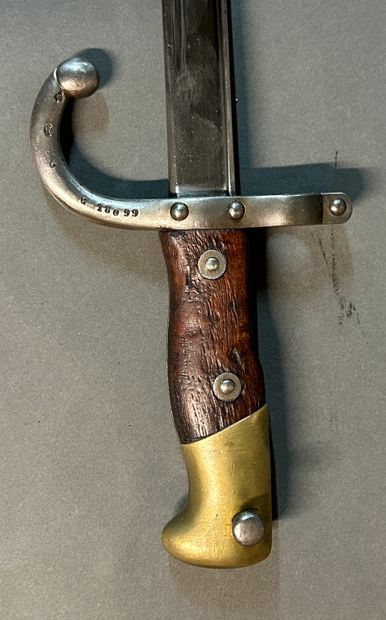 null Bayonet model 1874 said Gras.

Brass pommel, two riveted wooden plates, curved...