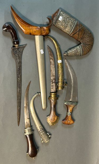 null Set of four daggers. 

Including a Malay Kriss with scabbard.

Two Moroccan...