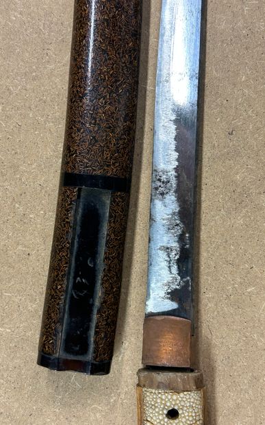null Japanese knife called Tanto.

Kashira in horn.

Tsuka Ito in wood covered with...