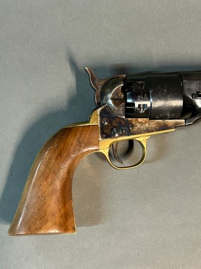 null Revolver type Colt Army 1860.

Six coups calibre 44 à poudre noire. 

En acier...