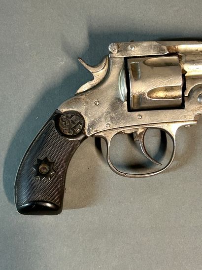 null Revolver type SW.

5 shots with central percussion and tilting barrel. 

Blackened...
