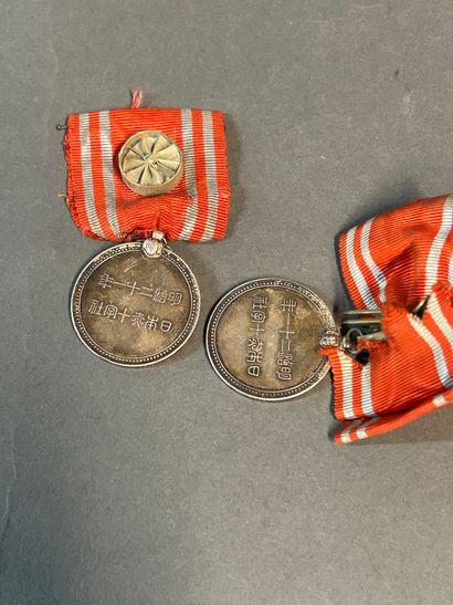 null Deux médailles chinoises commémoratives avec leurs rubans. 
Diam. : 3,5 cm.
