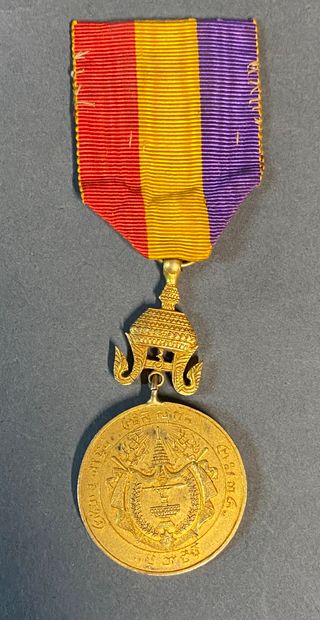 null 
Cambodge, Médaille du règne de Sisowath 1er.




Bronze doré






Diamètre...