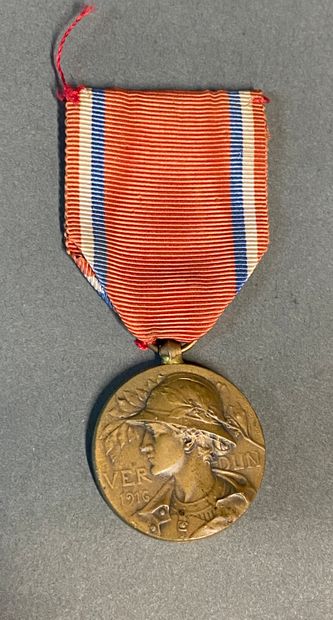 null Deux médailles commémoratives de la défense de Verdun en bronze et une médaille...