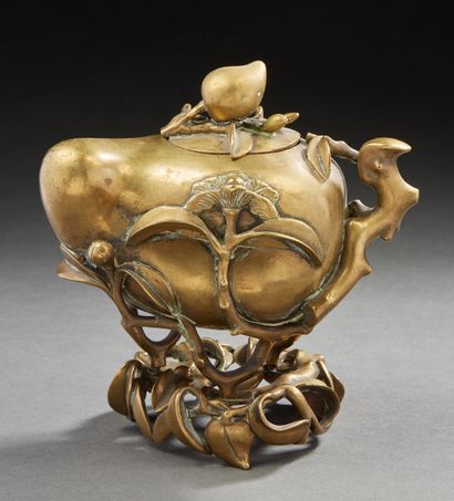 VIETNAM vers 1900 Brûle parfum en bronze de patine doré en forme de pêche de longévité,...