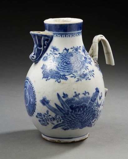 CHINE, XVIIIe siècle Verseuse en porcelaine à décor de fleurs.
H. : 20 cm
(accid...