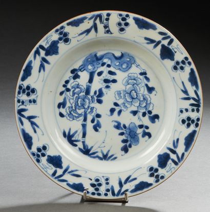 CHINE, XVIIIe siècle Assiette en porcelaine bleu blanc à décor de fleurs.
D. : 22...