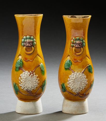 CHINE, Période Kangxi (1661-1722) Paire de vases d'appliques de forme balustre, en...