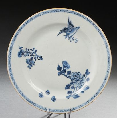 COMPAGNIE DES INDES, XVIIIe siècle Assiette en porcelaine bleublanc à décor de fleurs...