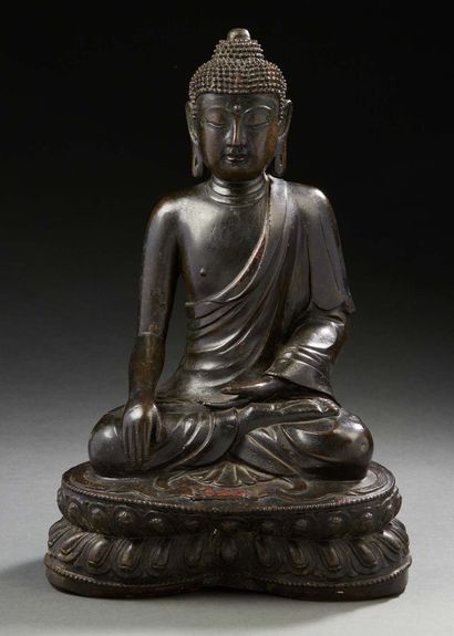 CHINE, XVIIIe siècle Bouddha en bronze de patine brune anciennement laqué assis les...