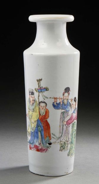 CHINE, XXe siècle Vase cylindre à col évasé en porcelaine à décor de musiciens, percé...