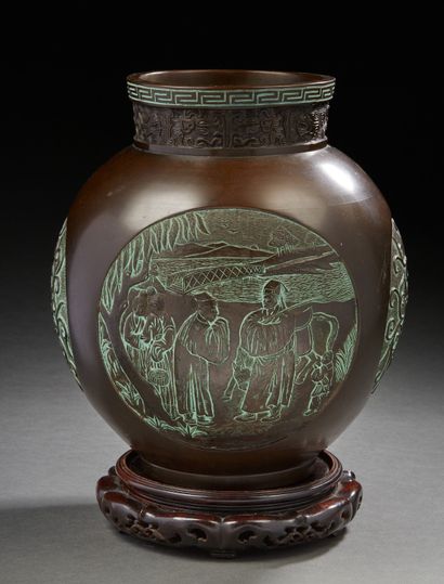 VIETNAM, XXe siècle Vase en bronze, a panse sphérique à décor dans quatre médaillons...