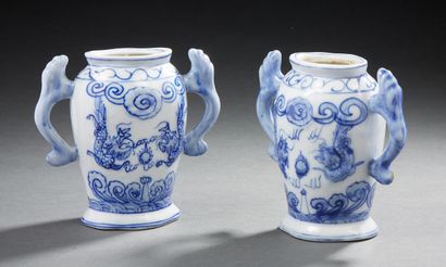 CHINE, XXe siècle Paire de petits vases en porcelaine à décor au pochoir de dragons...