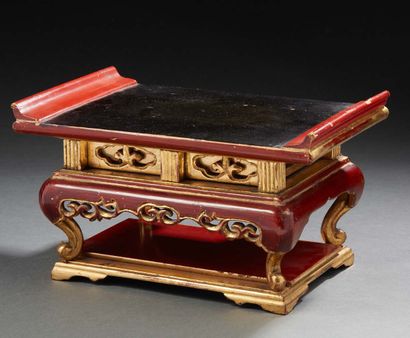 CHINE - VIETNAM, fin XIXe siècle Sellette à quatre pieds en bois laqué rouge et or...