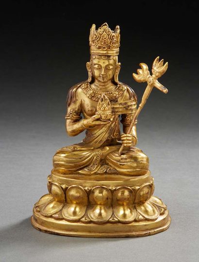 TIBET, XXe siècle Bouddha en bronze doré assis en vajrasana sur un socle lotiforme,...