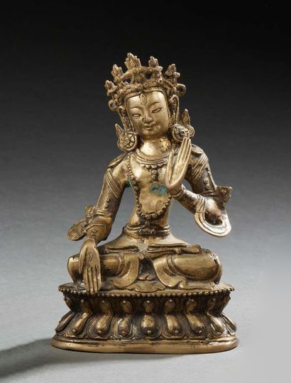 TIBET, vers 1950 Tara blanche en bronze assise sur un lotus faisant le geste de l'varada...