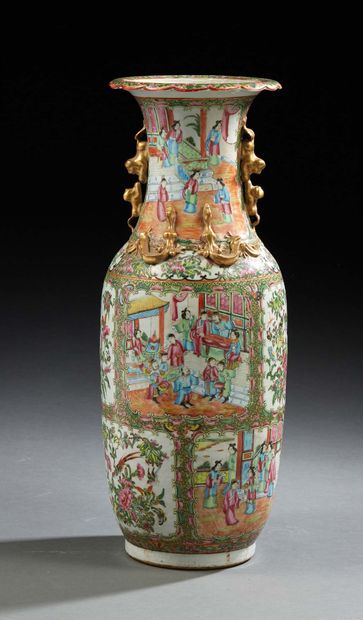 CHINE, XIXe siècle Grand vase en porcelaine à décor dans des réserves de scènes de...